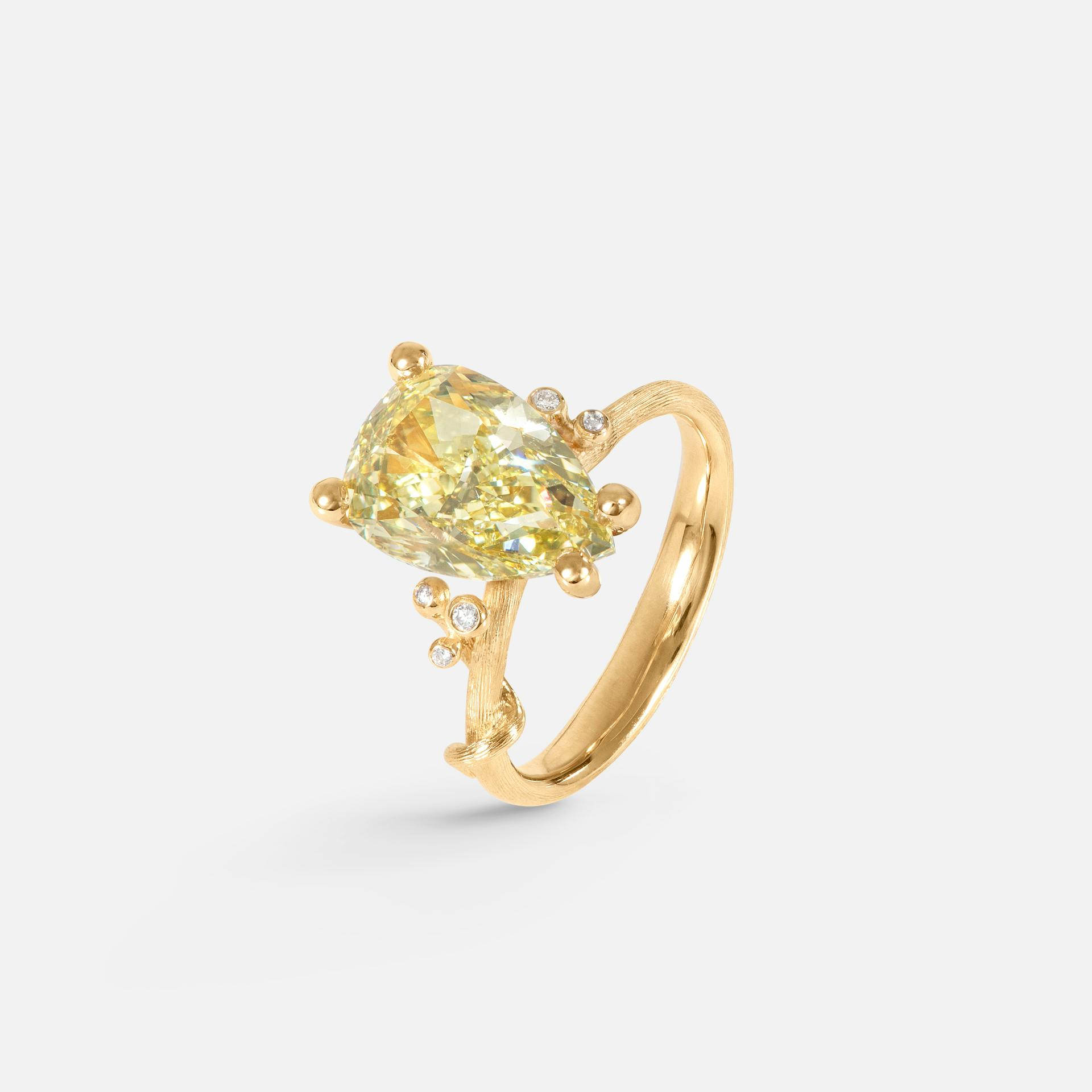 Nature solitaire UNIQUE yellow diamond 18k gold set with UNIQUE fancy intense yellow pear shape diamond and 5 diamonds total 5,04 ct. TW.VS.