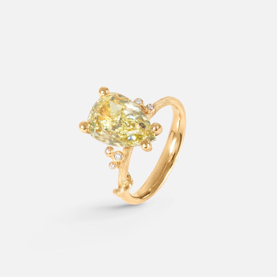 Nature solitaire UNIQUE yellow diamond 
18k guld med en unika, fancy intense gul, pæreformet diamant og fem diamanter på i alt 5,04 ct. TW.VS.
