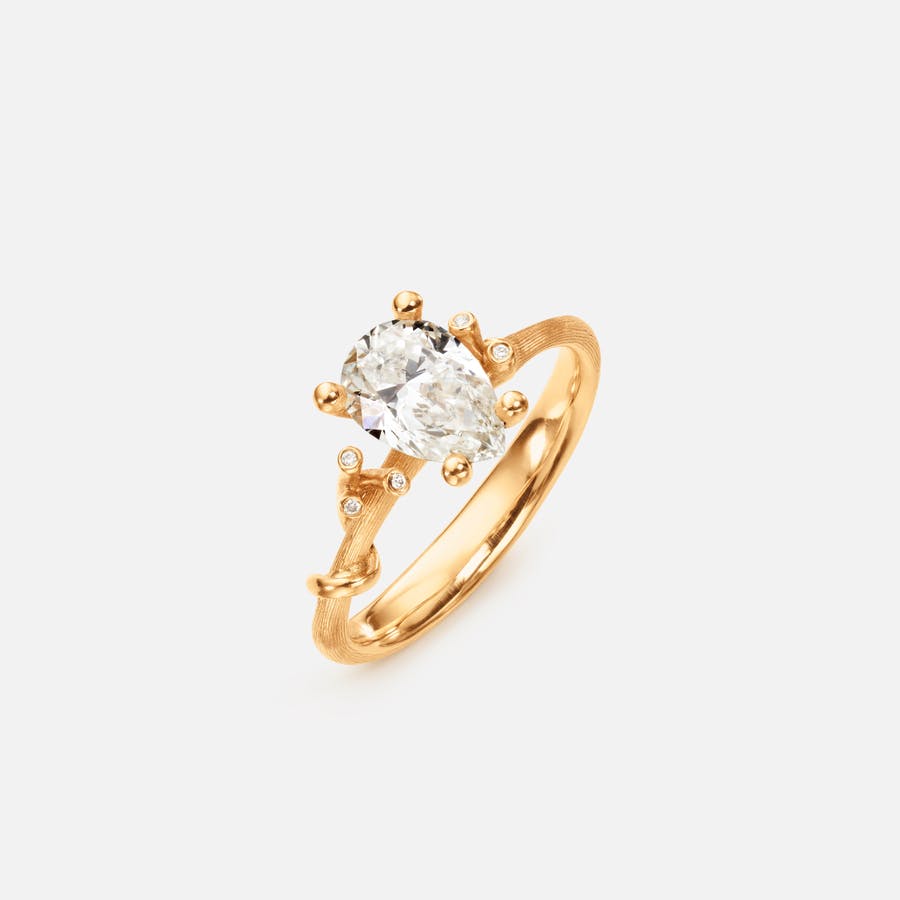 Nature Solitaire Ring in Gelbgold mit einem in Birnenform geschliffenen Diamanten | Ole Lynggaard Copenhagen