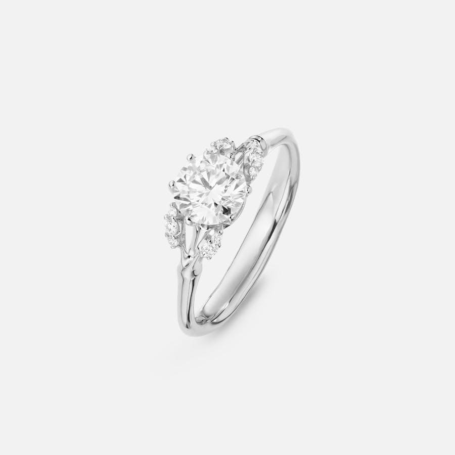 Winter Frost Solitaire Ring aus 18 Karat Weißgold mit einem Diamanten im Brillantschliff und 10 kleinen, weißen Diamanten auf 4 kleinen Blättern | Ole Lynggaard Copenhagen