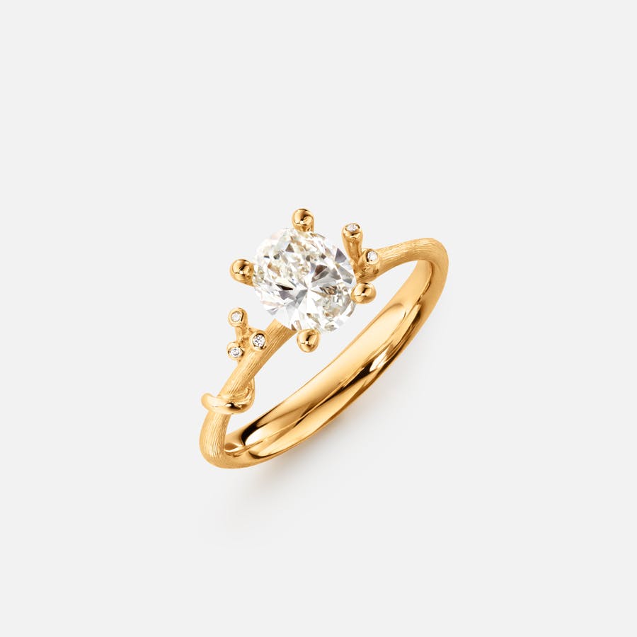 Nature Solitaire Ring aus 18 Karat Gold mit einem ovalen Diamanten in der Mitte und 3 kleinen, weißen Diamanten | Schmaler Schaft | Ole Lynggaard Copenhagen