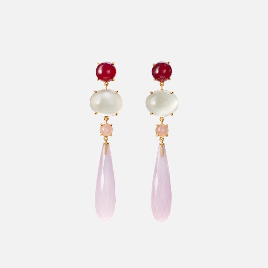 Boucles d’oreille Lotus en or 18 carats avec rubis, pierre de lune grise, pierre de lune rosée et quartz rose | Ole Lynggaard Copenhagen