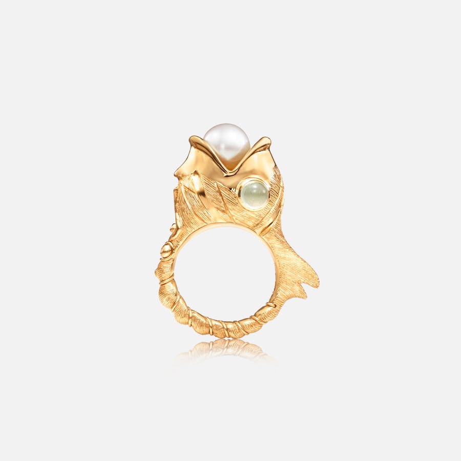 Young Fish-Ring aus 18-karätigem Gelbgold mit Diamanten, Aquamarinen und einer Akoya-Perle | OLE LYNGGAARD COPENHAGEN